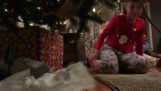 Lapsi yrittää tallentaa Santa piilotettu kamera