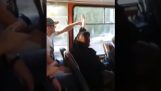 Uenighed på vinduet på bussen (Rusland)
