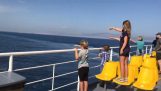donna Rescue off del Pireo passando nave