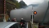 Ατμομηχανή βγαίνει από ένα τούνελ