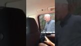 Ηλικιωμένος προσπαθεί να κλέψει αυτοκίνητο με φιμέ τζάμια