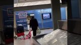 Отец тащит свою дочь в коридорах аэропорта