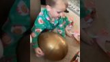 Ένα παιδί ανοίγει ένα μεγάλο αβγό