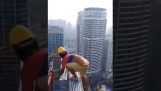 Τοποθετώντας σκαλωσιές πάνω σε ουρανοξύστη, χωρίς μέτρα ασφαλείας