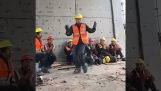약간의 춤을하는 건설 노동자
