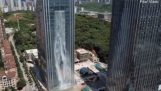 摩天大楼与瀑布在中国
