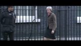 Η Theresa May κάνει χειρονομίες στου δημοσιογράφους