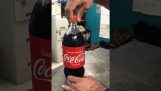 tráfico de droga na prisão usando uma garrafa de Coca-Cola