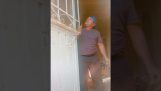 Χιπ Χοπ με μια σκουριασμένη πόρτα