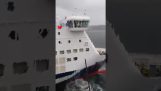 Ütközés a két hajó a kikötőben Olbia (Olaszország)