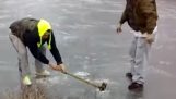 俄罗斯轮盘赌上冰冻的河