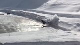 Flugzeug fällt auf dem Schnee bei der Landung