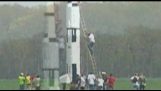 Killen bygger en:10 skala Saturn V raket och lanserar sucker
