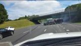 Felborult lakókocsi vicsorogva forgalom Garden State Parkway