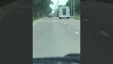 Kierowca uderza motocyklem po konfrontacji