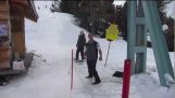 在滑雪板上的有趣的滑雪缆车失败