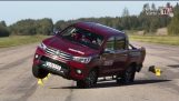 Den nya Toyota Hilux 2016 misslyckas älgtest