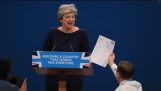 Burlone interrompe Theresa May ’ discorso conferenza s a portata di mano il suo falso P45