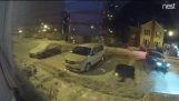 En bil trækker to hjerter på sneen