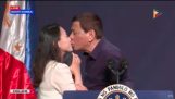 Filipiński prezydent Rodrigo Duterte całuje nieznajomego na ustach